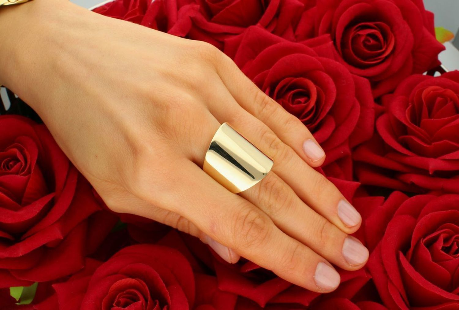 Złoty pierścionek gładki, zaokrąglony sygnet próba 585, PE2729 0144. Złota oprawa sprawia, że sygnety są luksusowe i ponadczasowe, a szeroka forma podkreśla elegancję i prestiż noszącego. 1.jpg